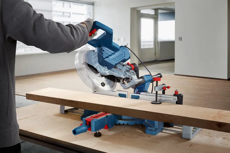 Bosch GCM 254 D – tarcza 254 mm, worek na pył i kaseta w zestawie